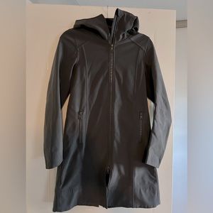 Lululemon size 4 medium grey raincoat - EUC